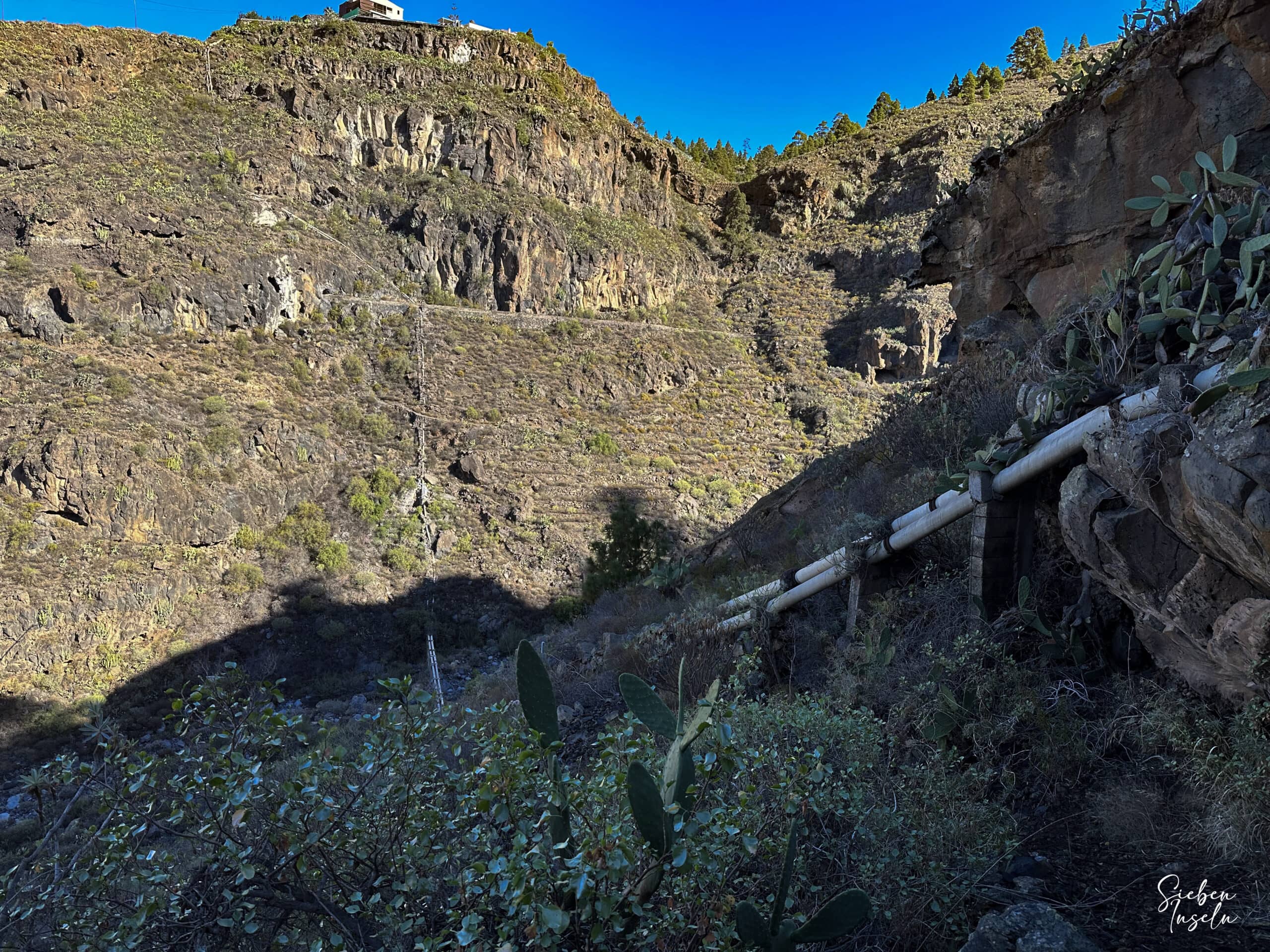 Ruta de senderismo de Montaña de Tejina a lo largo de tuberías de agua hacia el Barranco Guaria