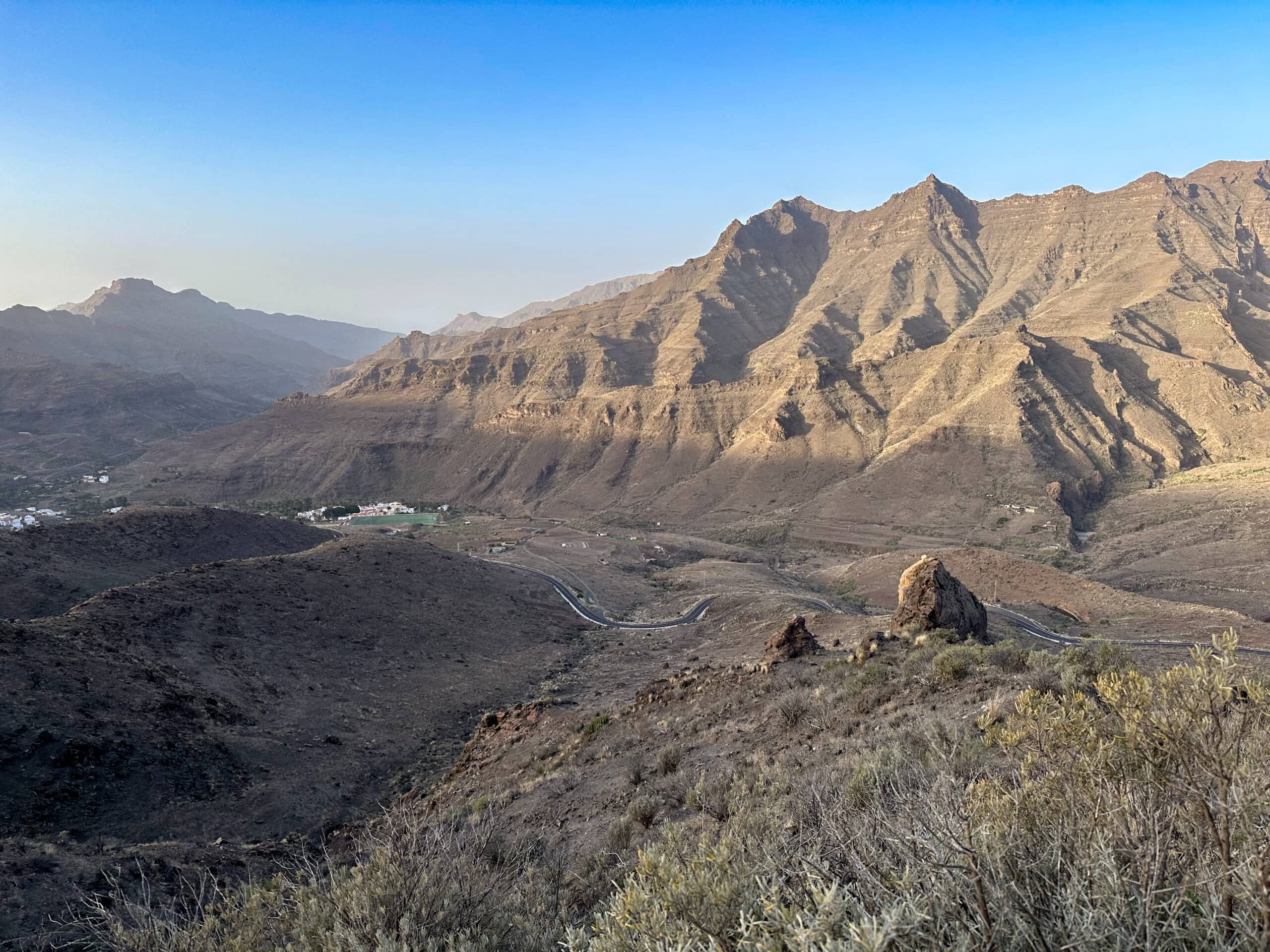View from the ascent path down to the GC-200 - unfortunately with a lot of Calima haze