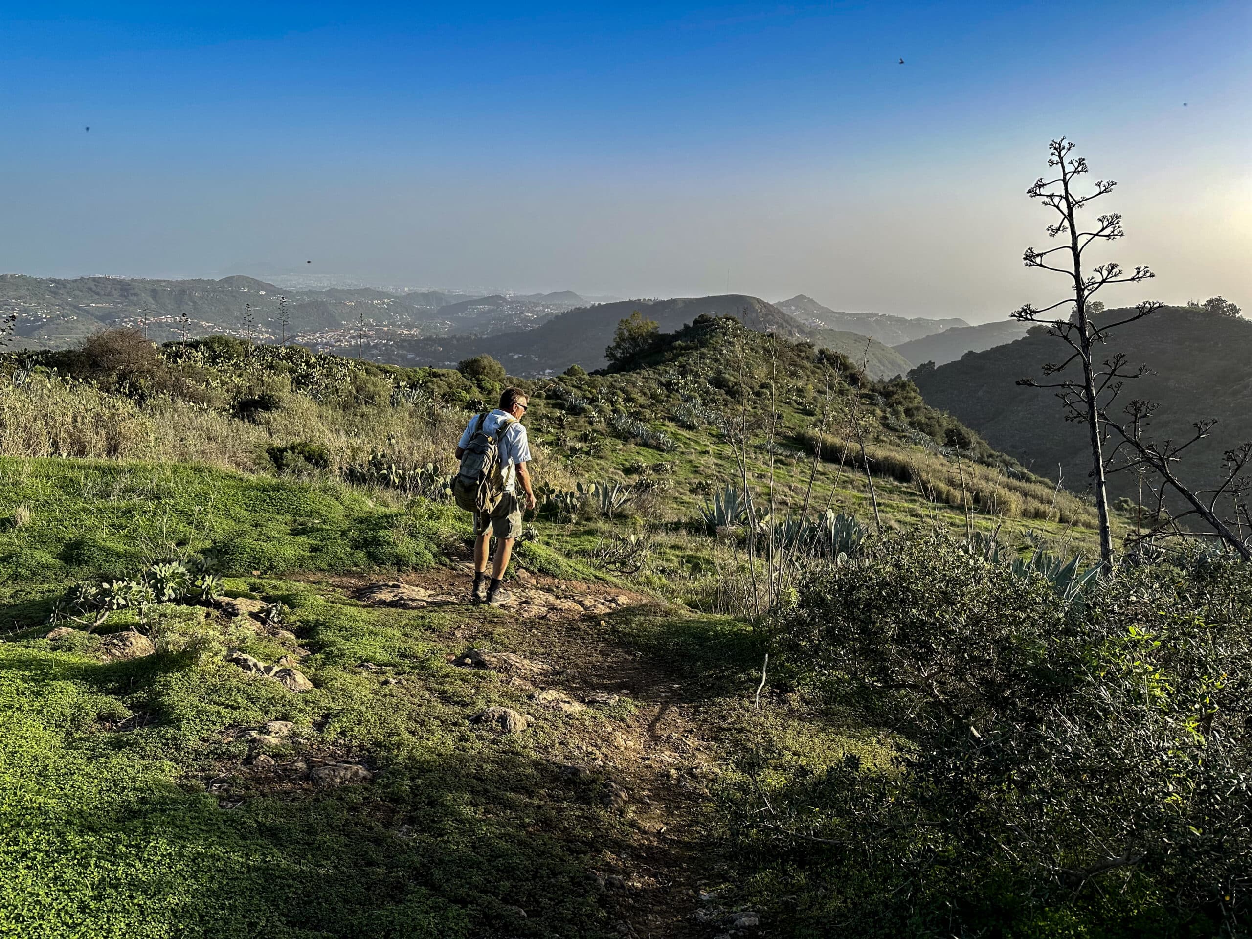 Hiker on the hiking trail between Vega de San Mateo and the Barranco del Agua