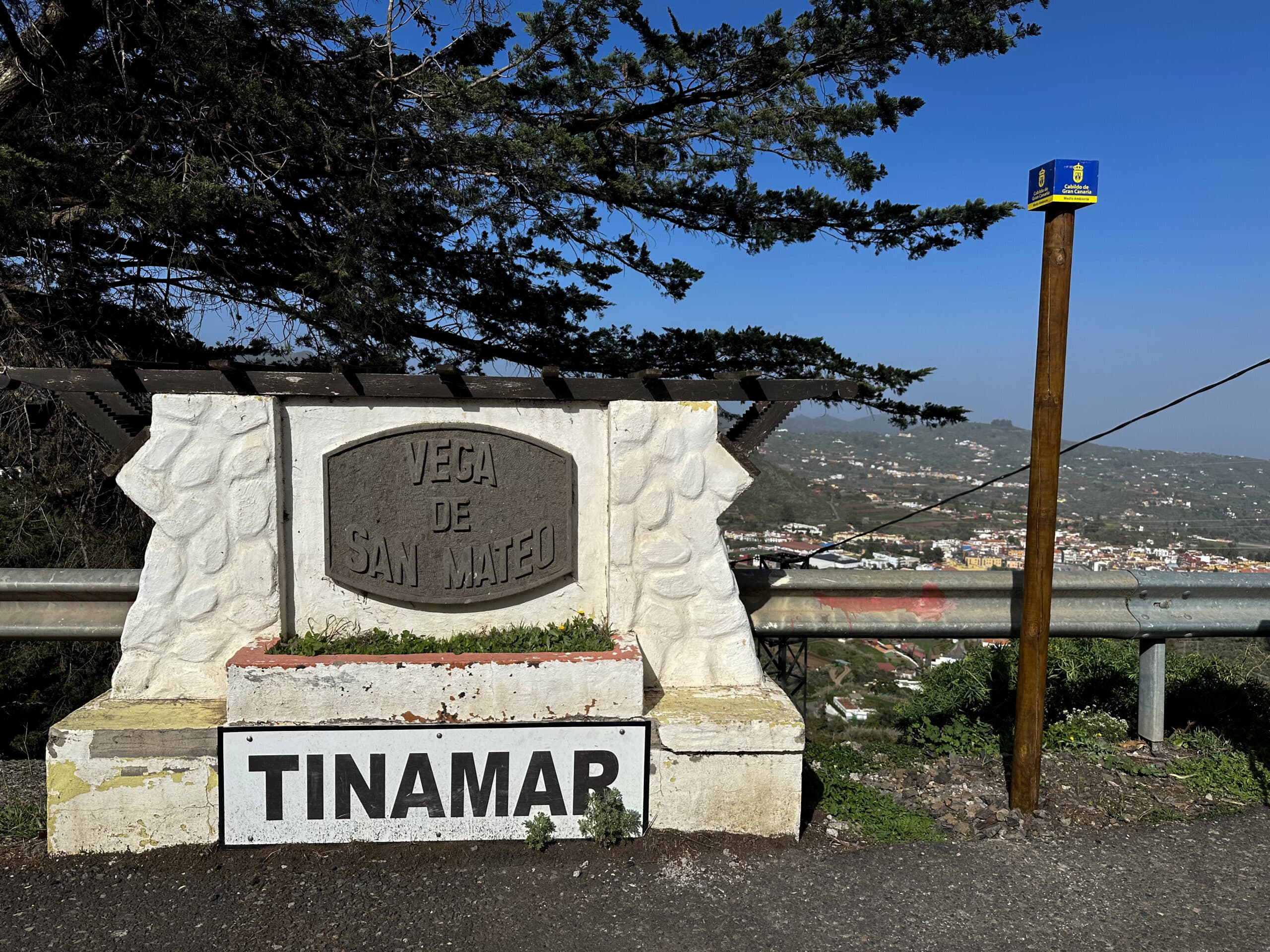 Viewpoint on the GC-41 road to Vega de San Mateo - the hiking trail is signposted here and branches off from the road