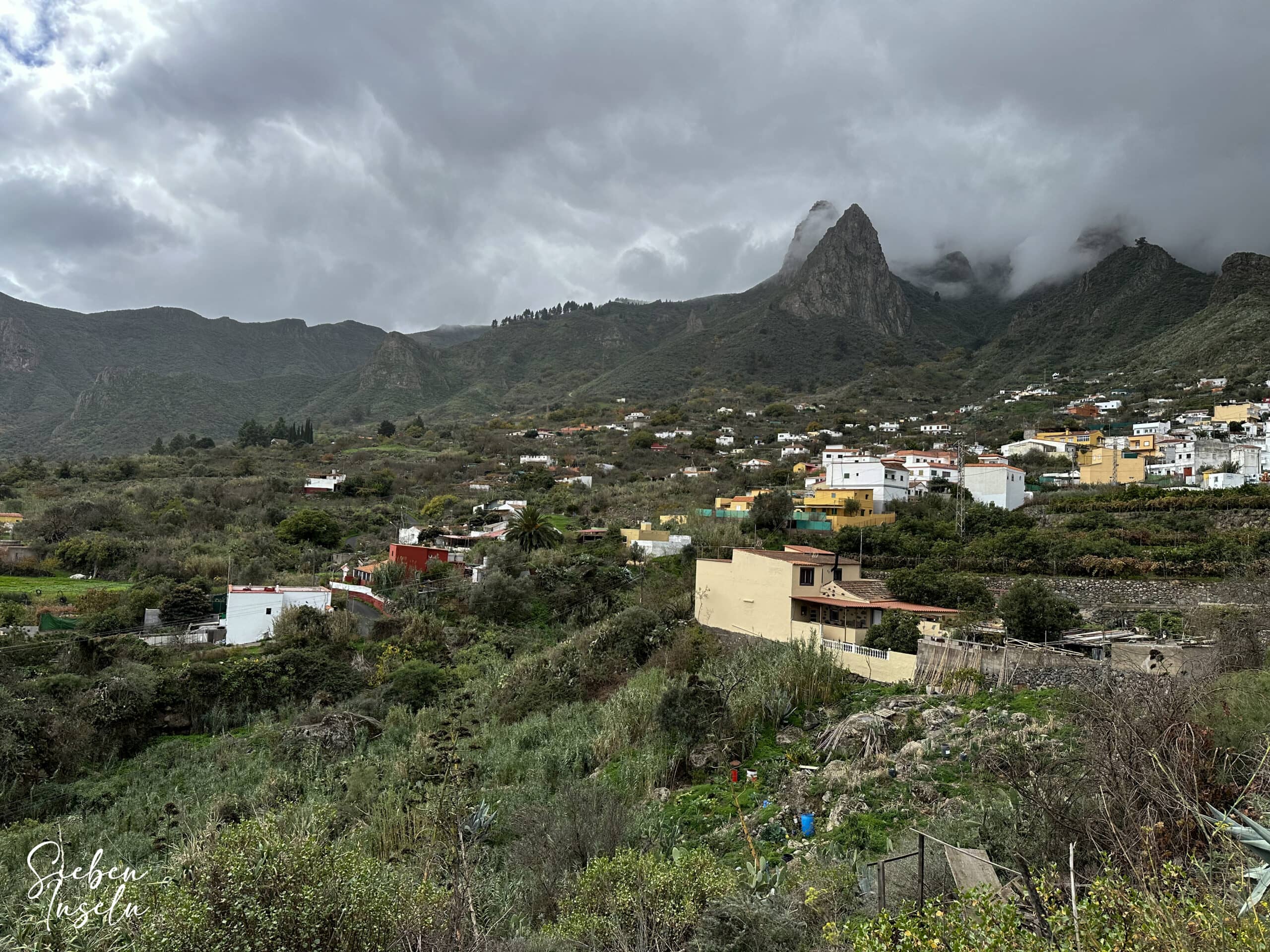 Tenteniguada mit Blick auf Roque Grande und roque Chico