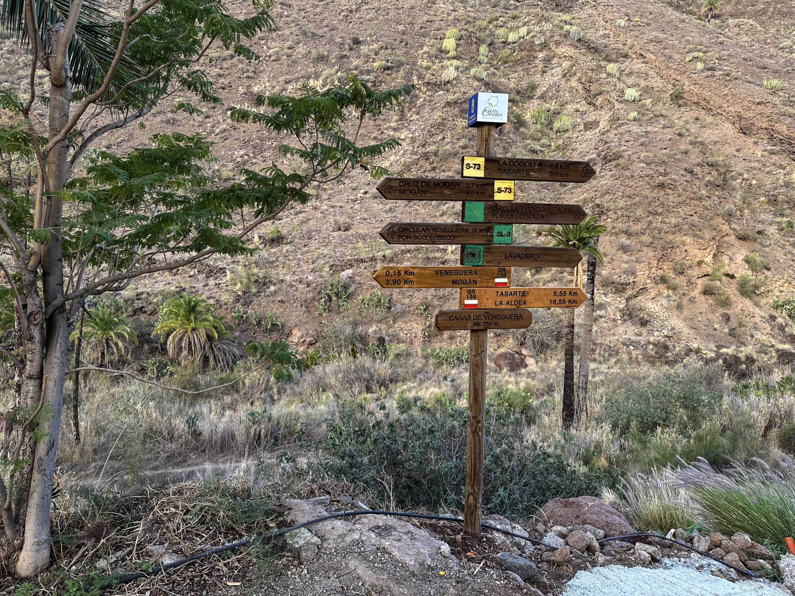 Wanderbeschilderung über dem Barranco de Veneguera
