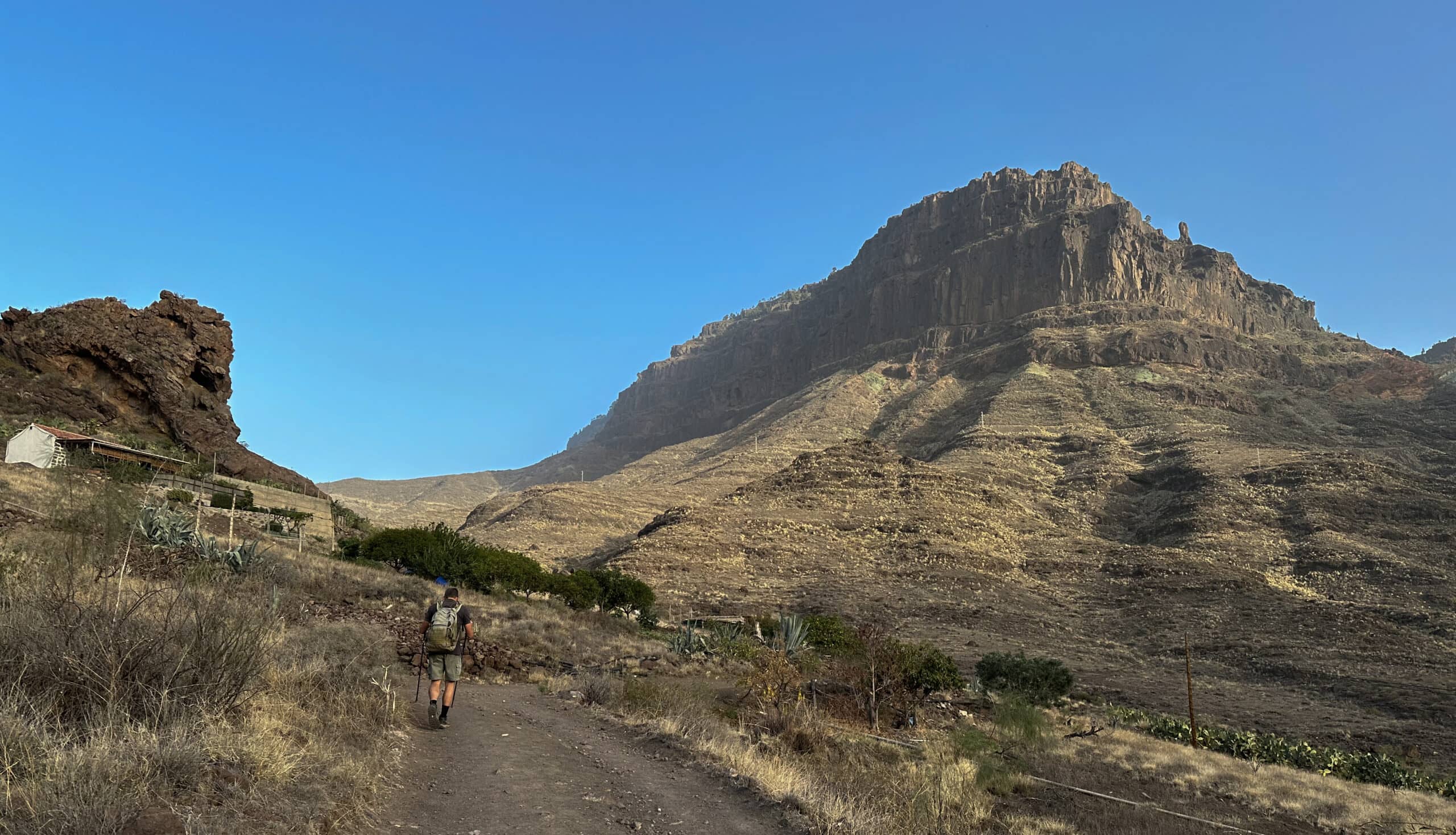 Wanderweg Veneguera Runde über dem Barranco und vor den steilen Felsen des Inagua Naturschutzgebietes