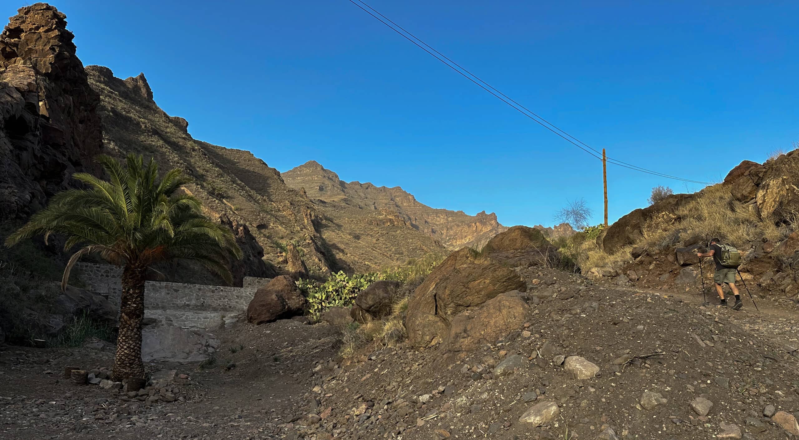 Wanderer auf dem Veneguera Trail bei der Querung des Barranco Veneguera