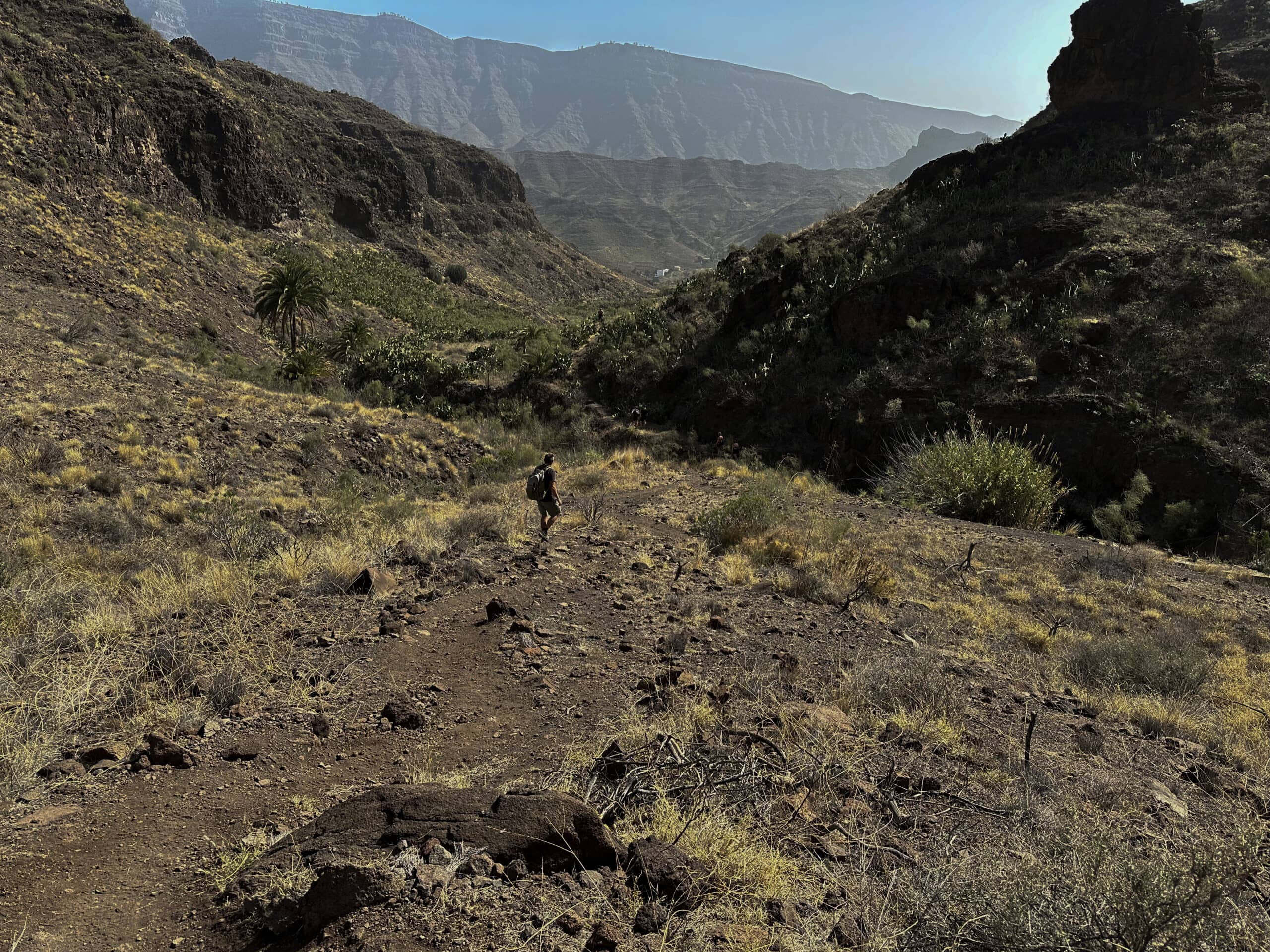 Wanderweg auf dem Veneguera Trail hinunter Richtung Barranco de Veneguera