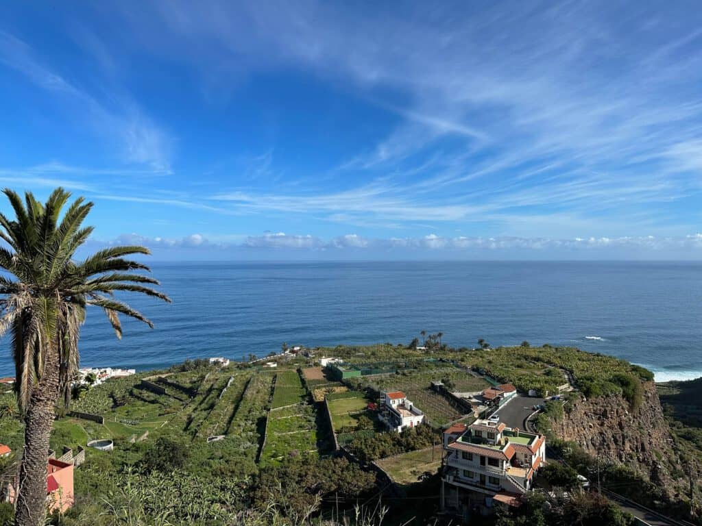 Vista desde la ruta de senderismo hacia la costa por encima del Mirador El Mazapé