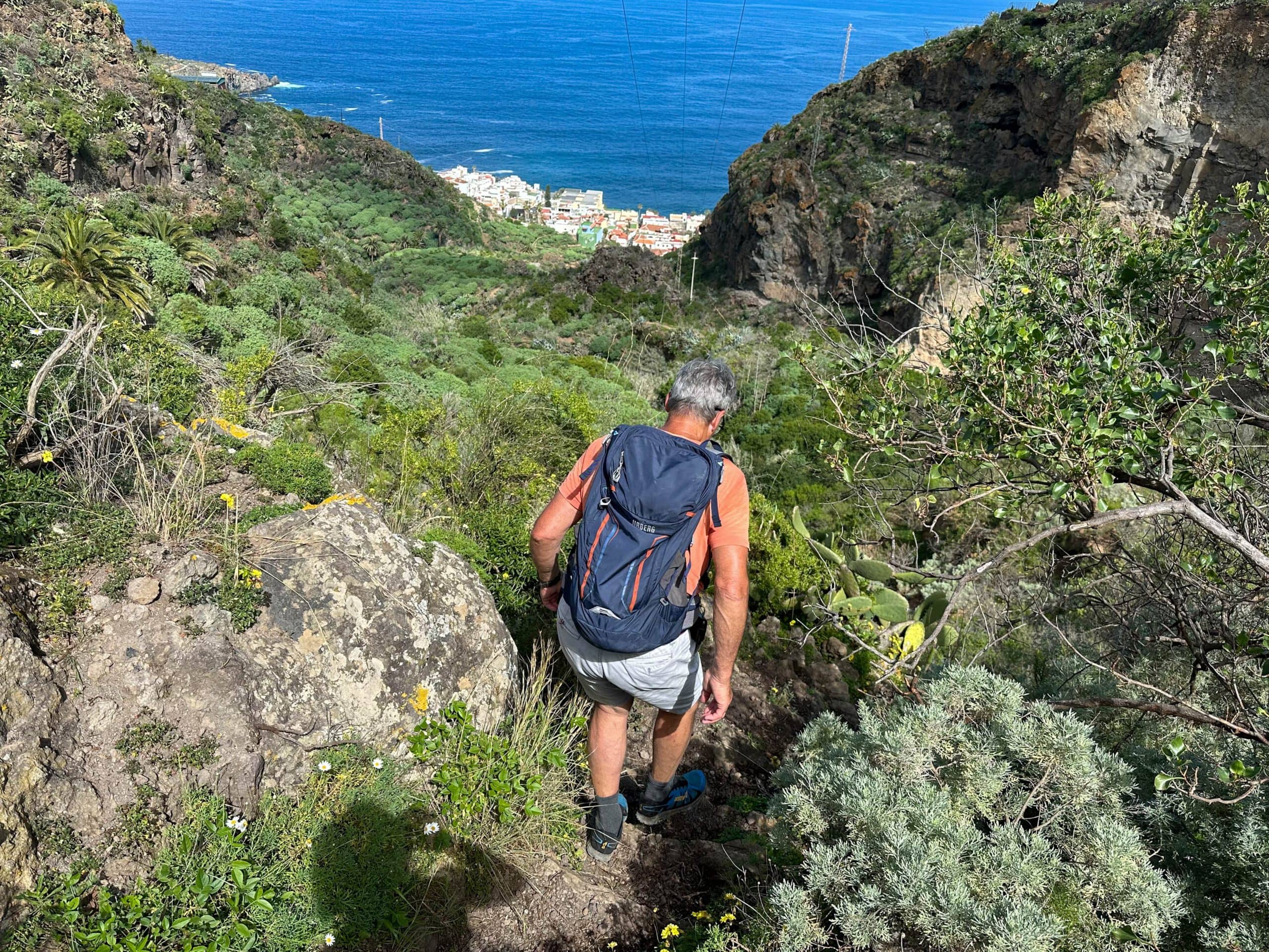 Senderista en la bajada del Barranco de Poncio hacia San Juan de La Rambla