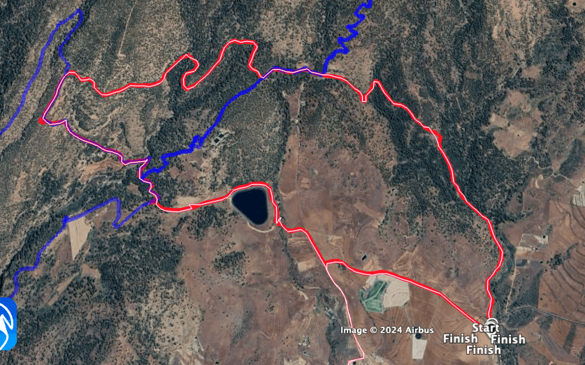 Recorrido de la ruta circular corta de Trevejos (rojo). El sendero de gran recorrido GR-131 (ruta Ifonche - Vilaflor) se cruza en azul.