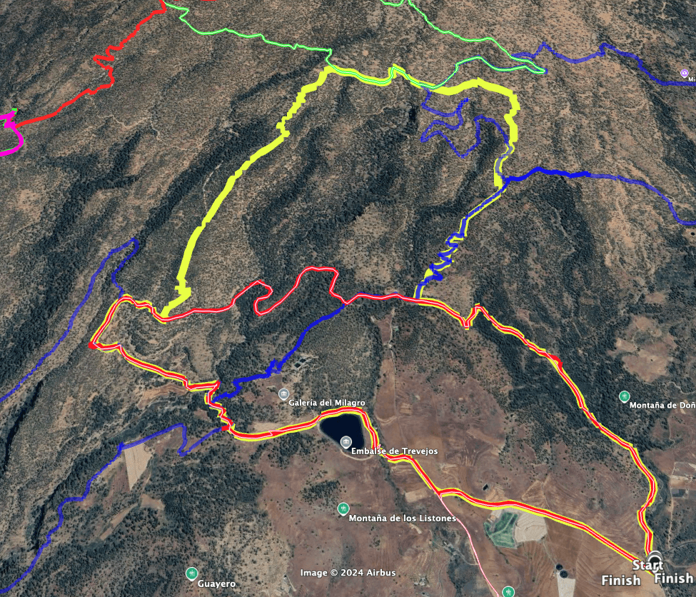 Track circuito pequeño Trevejos rojo en la parte inferior y el circuito grande con extensión amarilla. El sendero de gran recorrido GR-131 (ruta Ifonche-Vilaflor) discurre desde abajo a la izquierda hasta arriba a la derecha