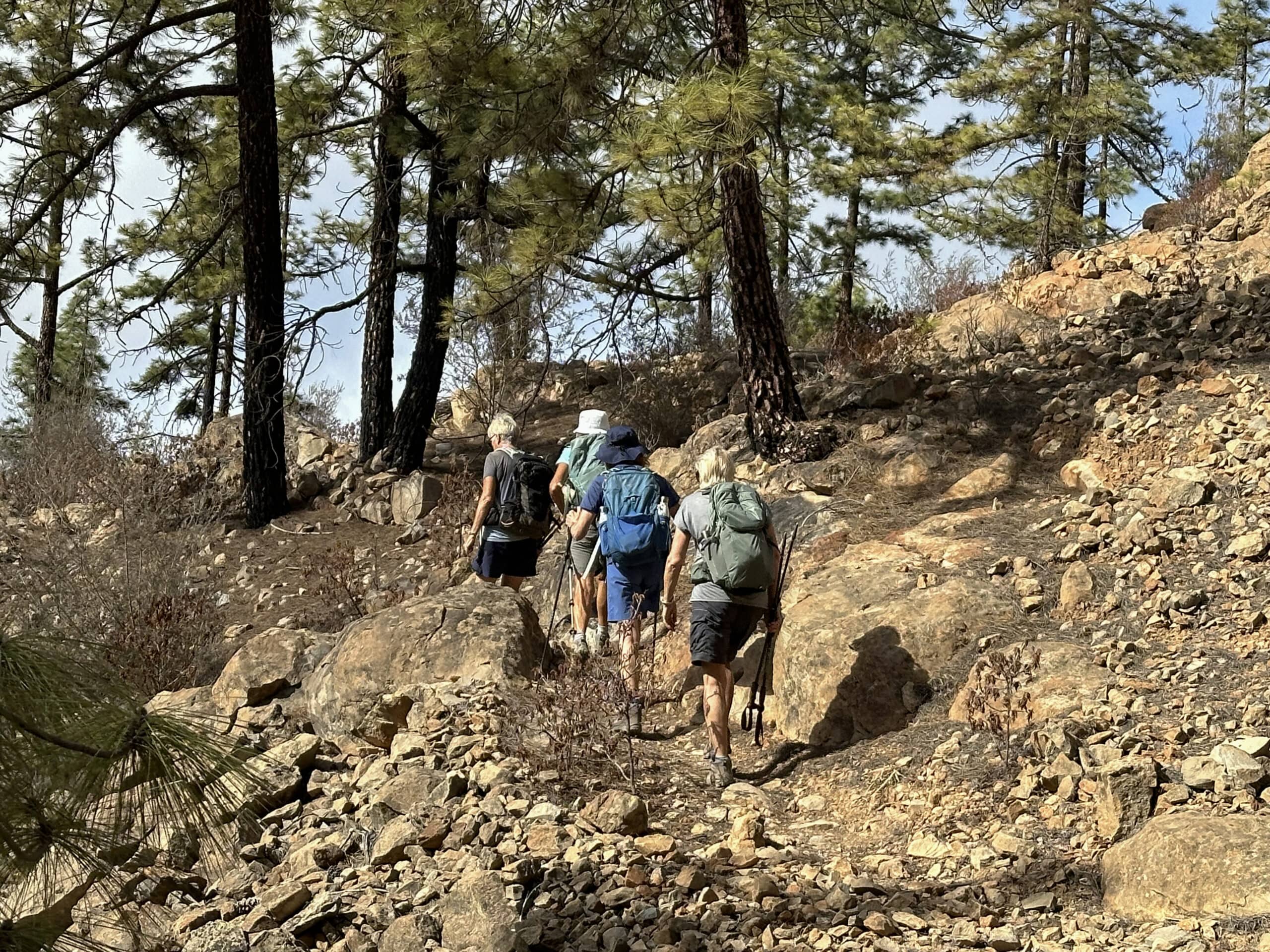Senderistas en la ruta de senderismo cerca de Trevejos