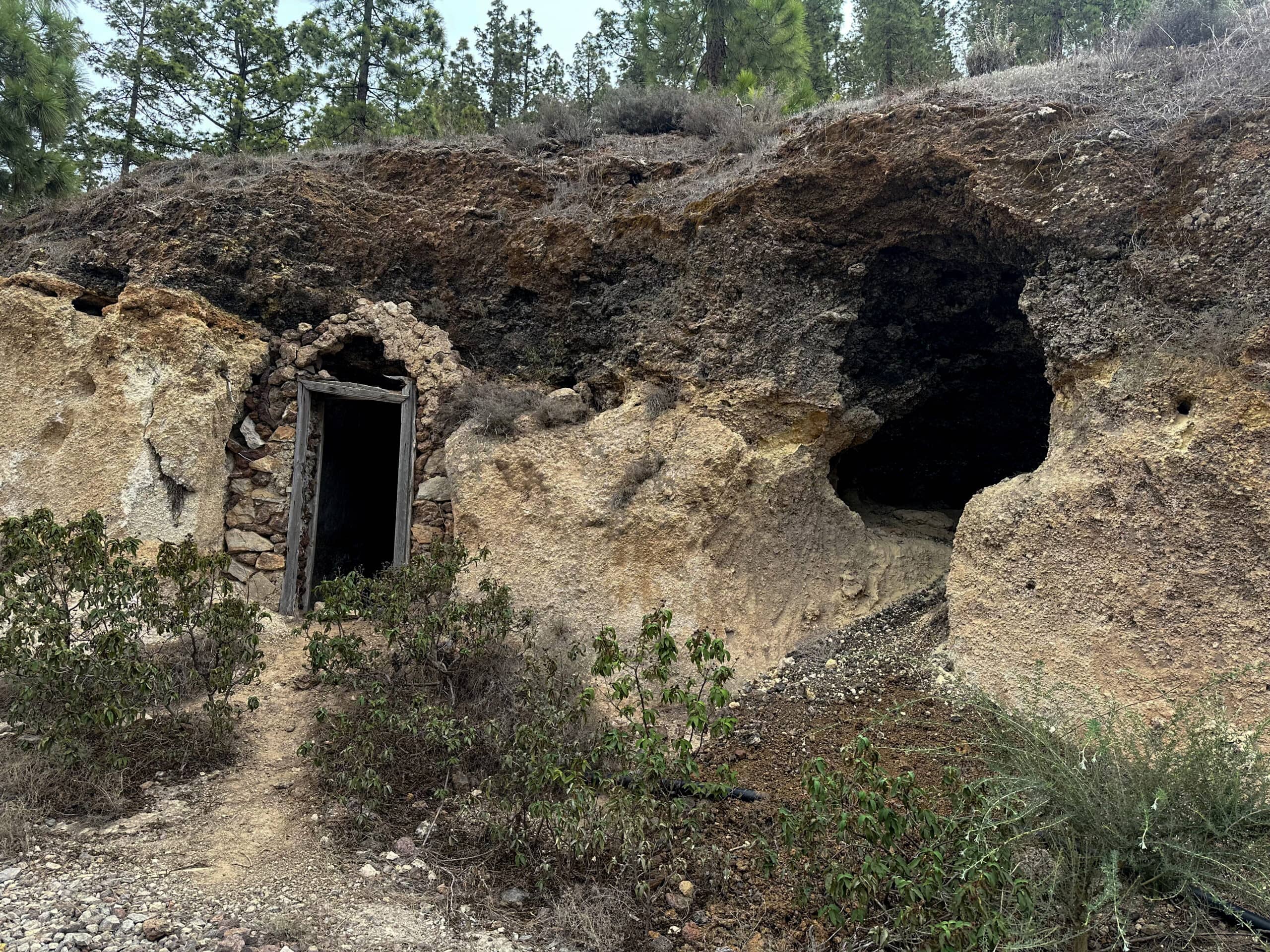 Casa cueva sobre el Embalse de Trevejos