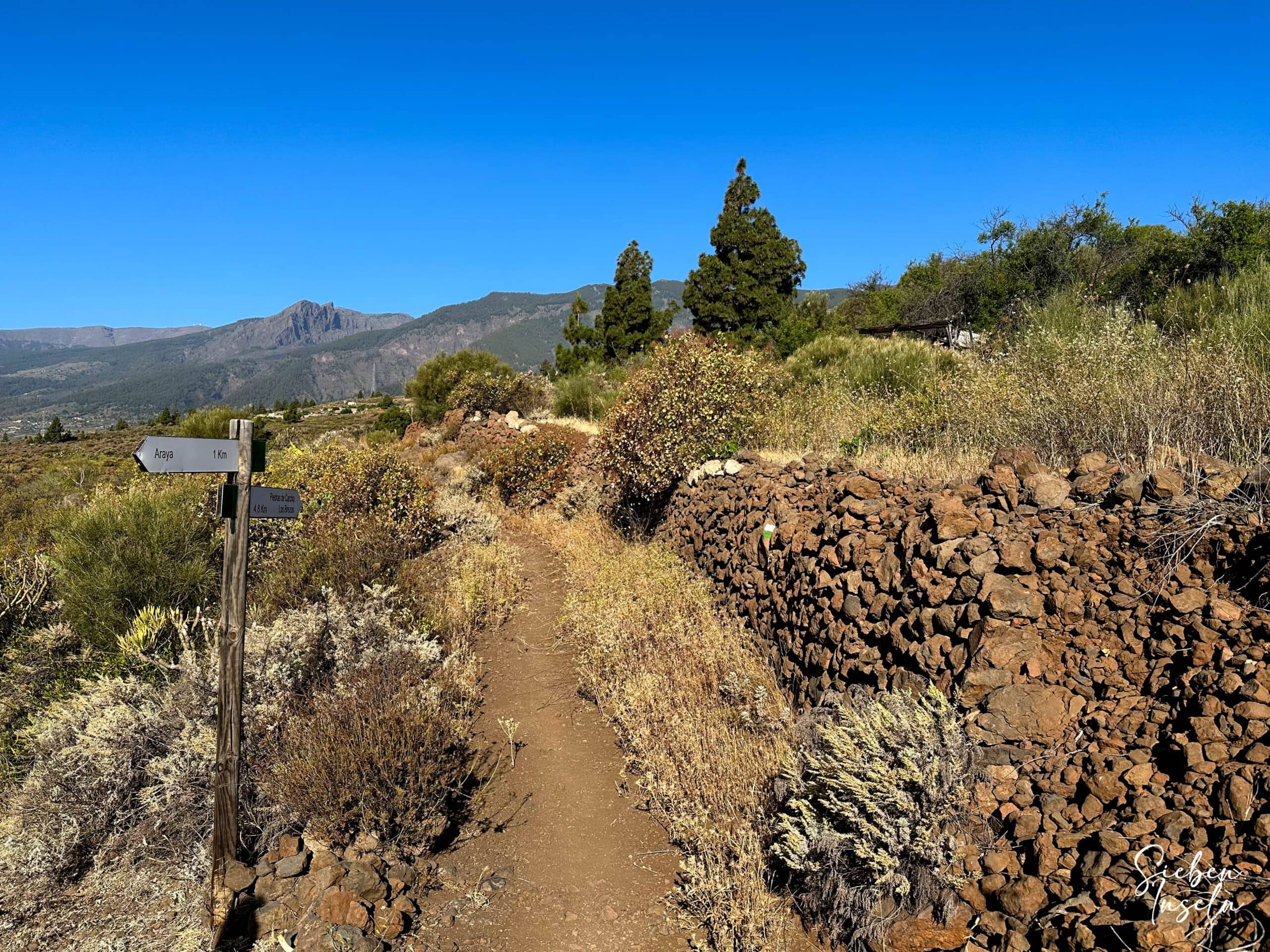 La ruta de senderismo pasa entre viejos muros de piedra, ruinas y antiguos pozos