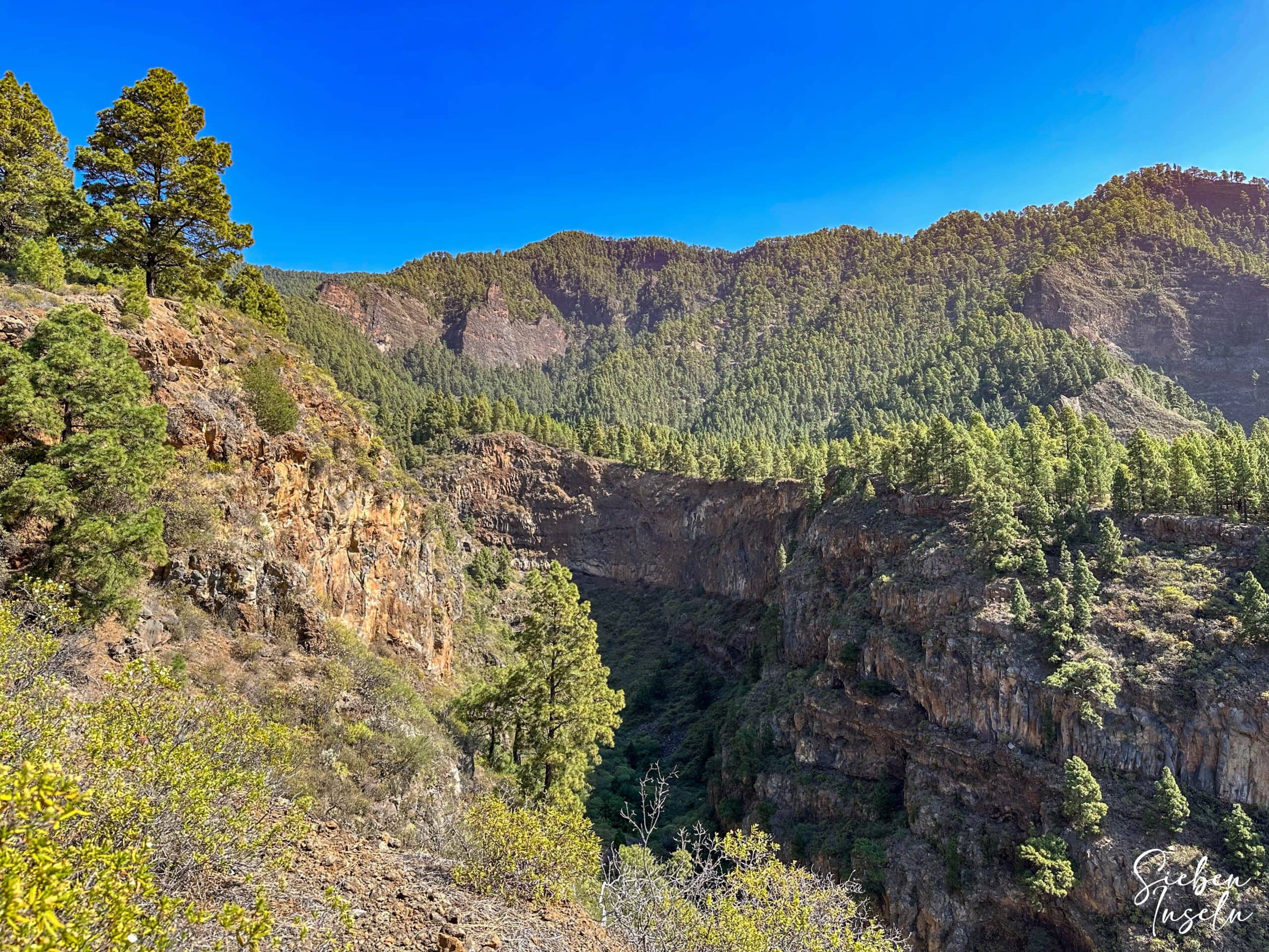 Vista desde el sendero de Los Brezos hacia el Barranco Chese y en el lado opuesto hacia el Pico Igonse
