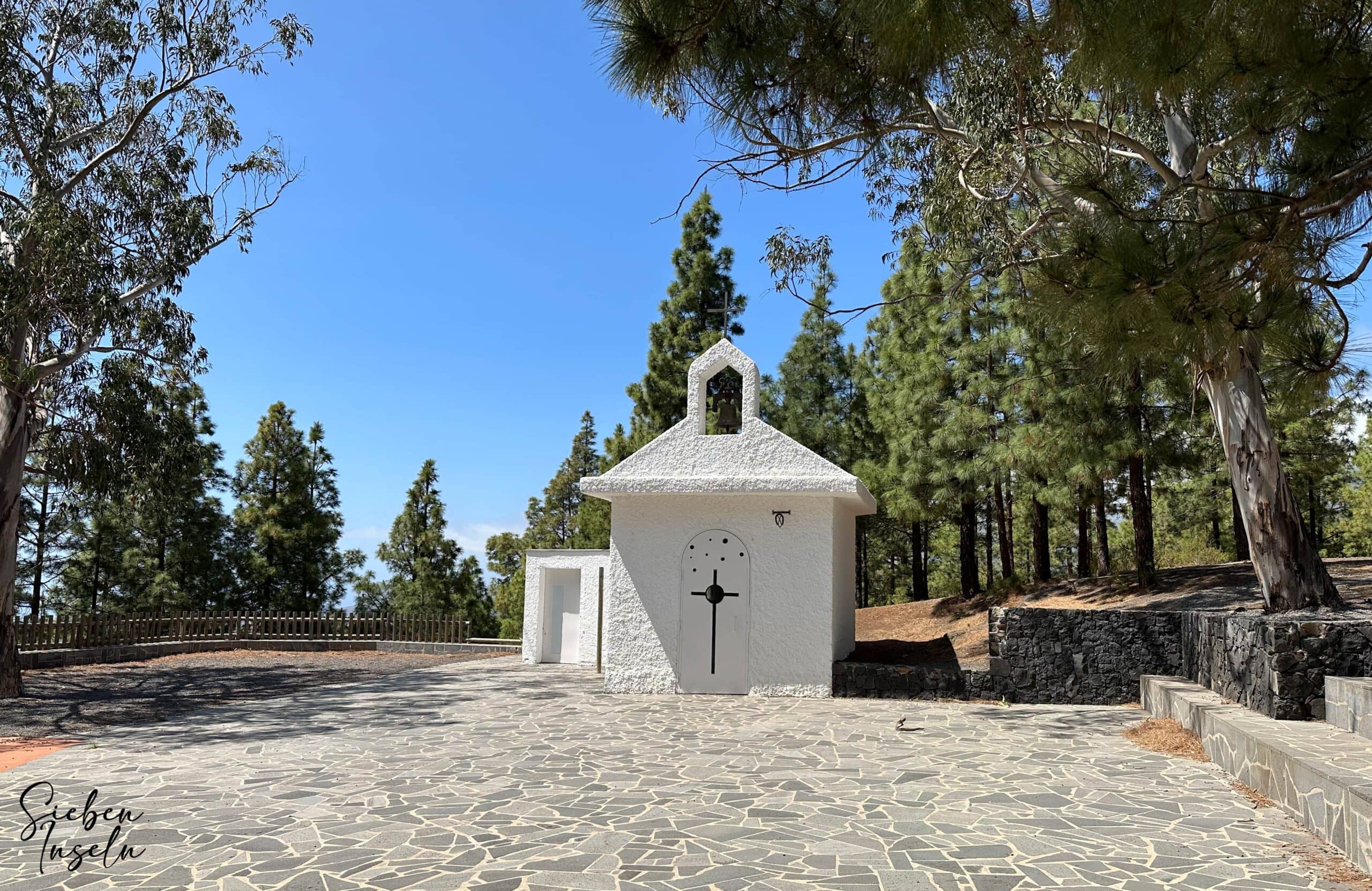 El área de descanso de Los Brezos con la pequeña capilla