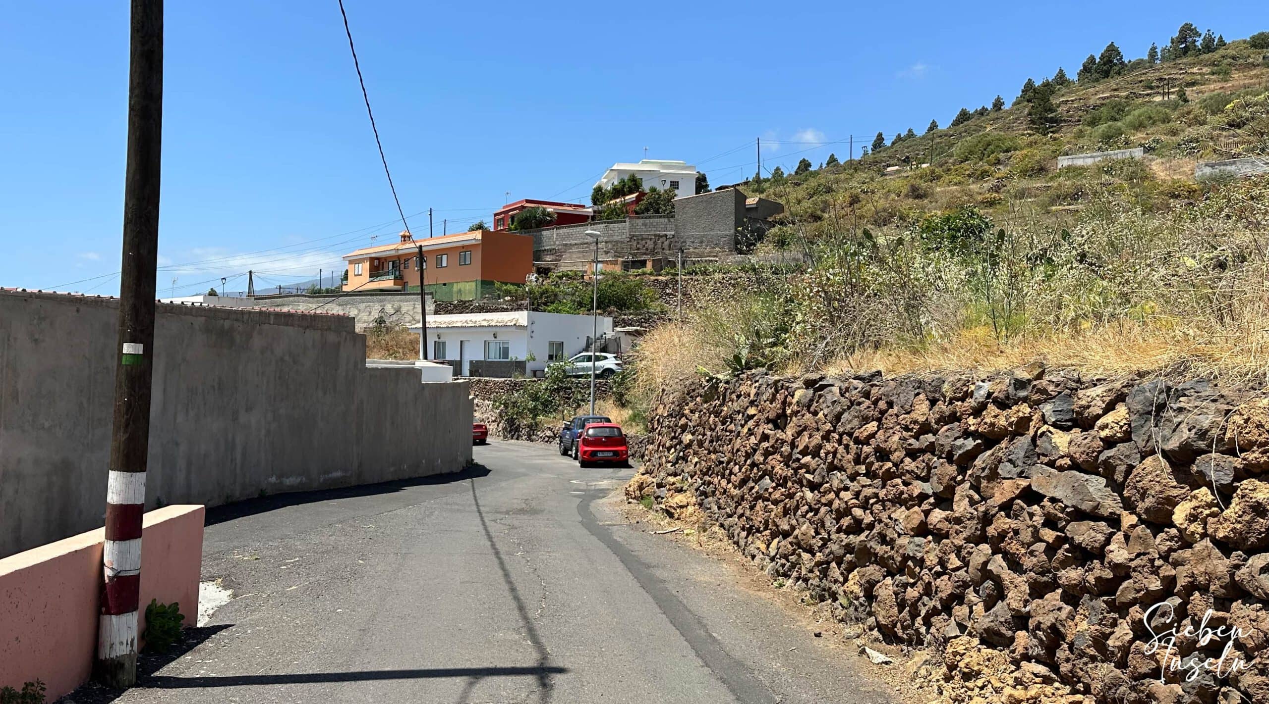 Ruta de senderismo marcada en verde y blanco SL TF 294 cerca de Cruz de Camino