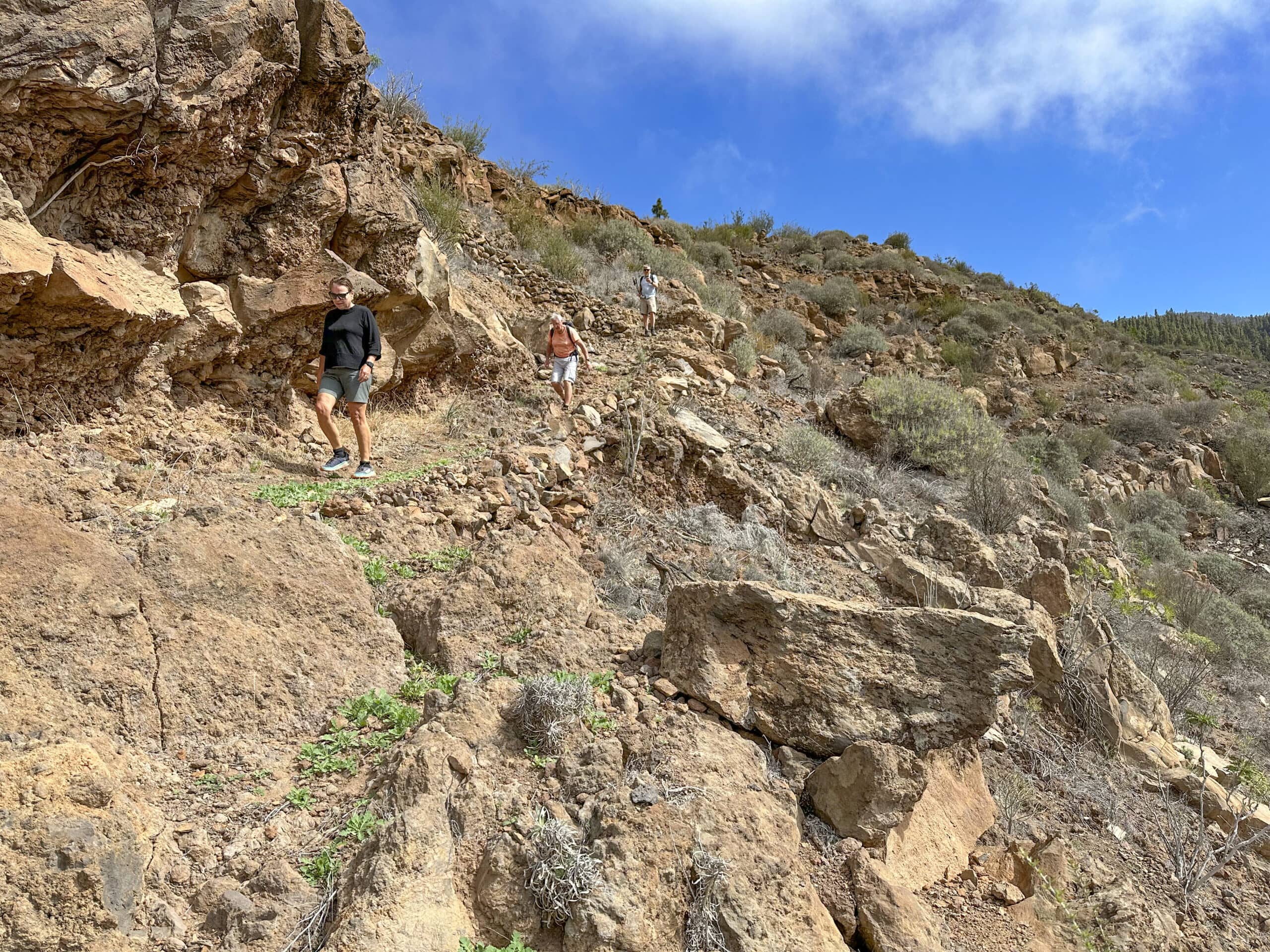 Hikers on the cross-path, which rejoins the main PR TF 70.2 hiking trail