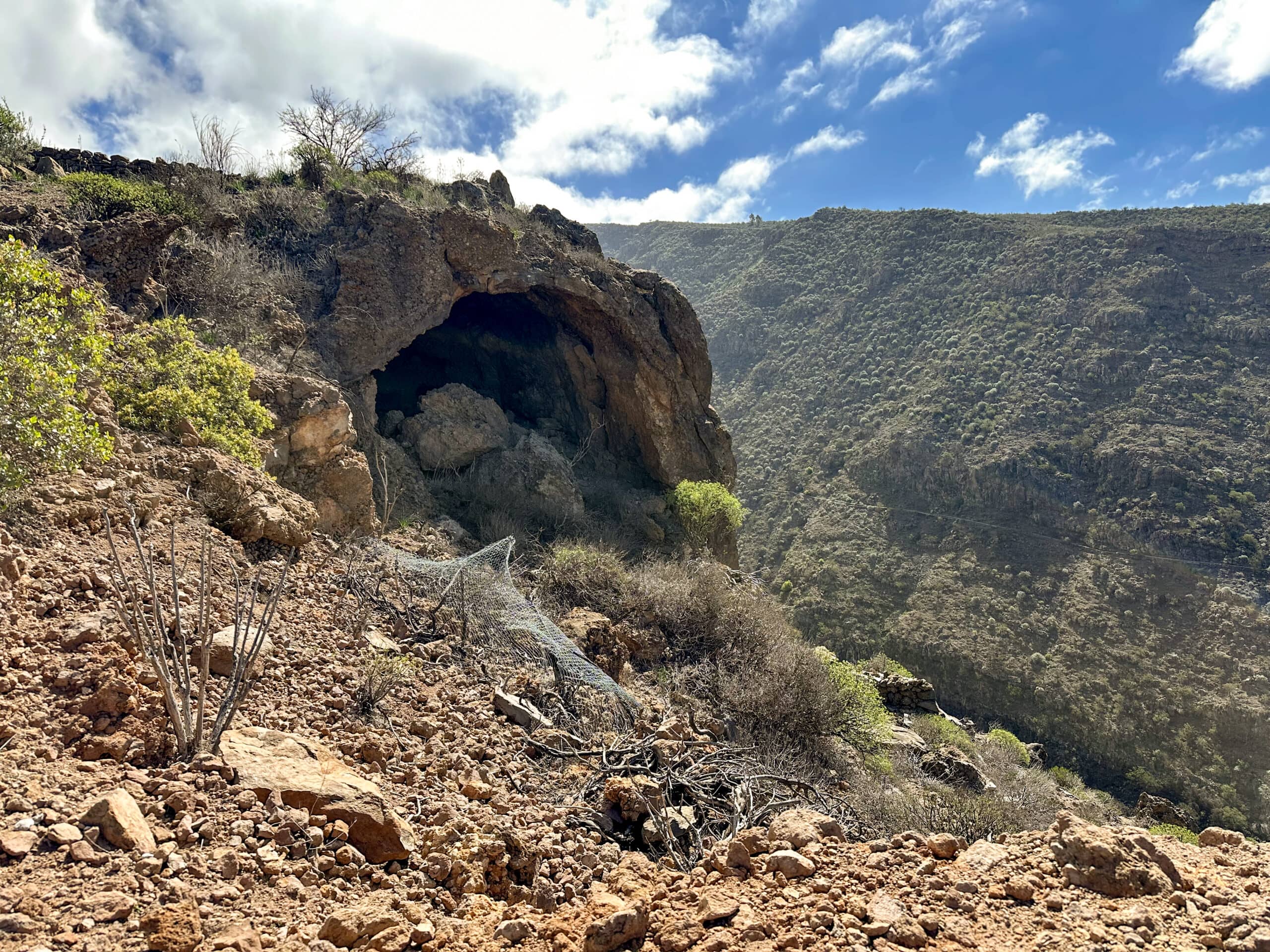 Senda de ascenso en la cresta sobre el Barranco Niágara - cuevas