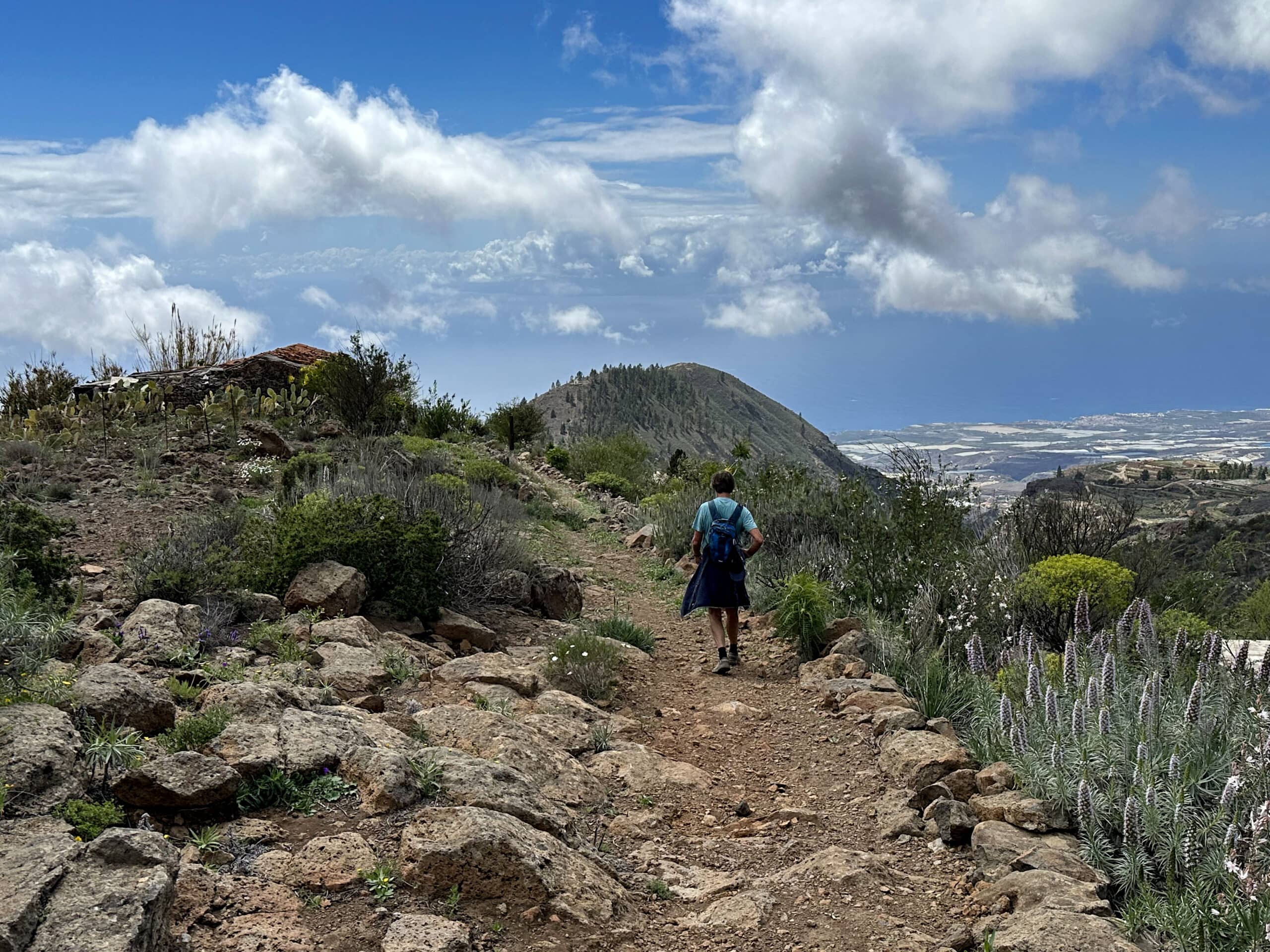 Vista desde la senda de subida al Caserío de las Fuentes y la Montaña de Tejina - en la Montaña se ve la empinada senda de subida y la pequeña ermita blanca