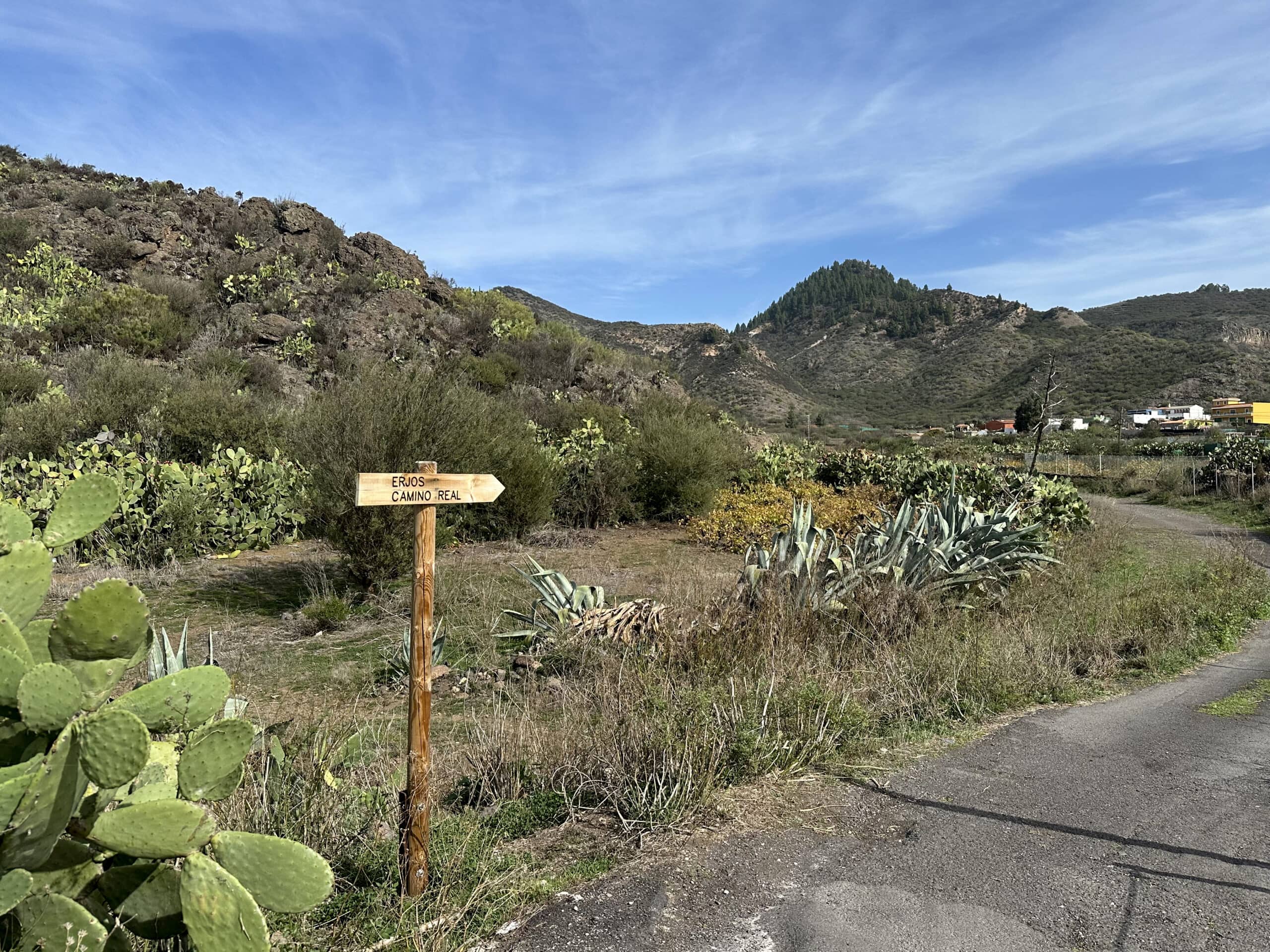 Hiking trail towards Erjos
