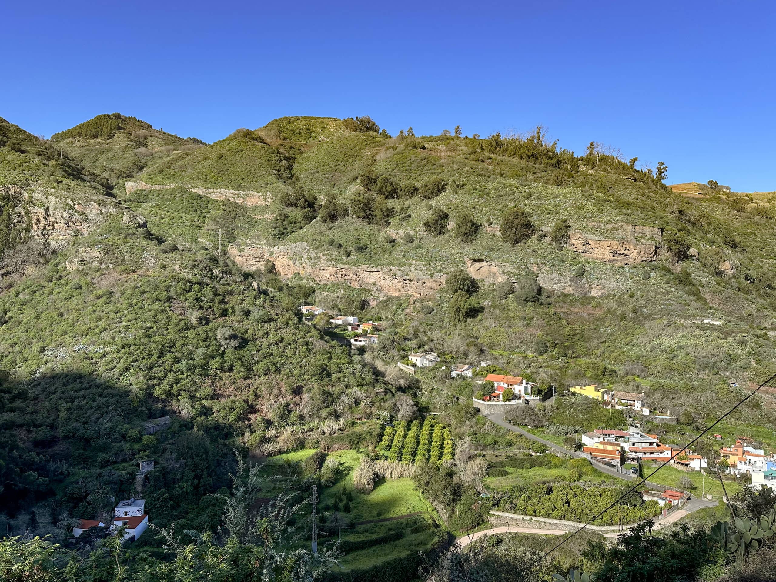 Ruta de senderismo tras cruzar la GC-21 de camino a la calle Parroco en Valleseco