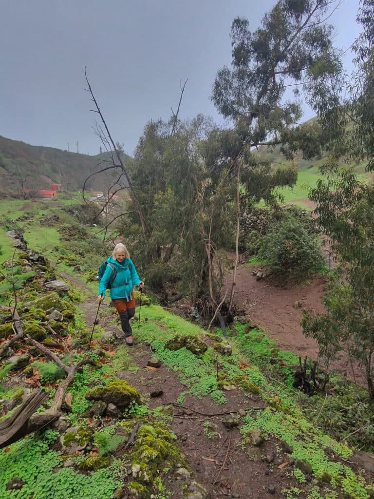 Hiking trail in Barranco del Agua shortly after Pozo de Solana (background)