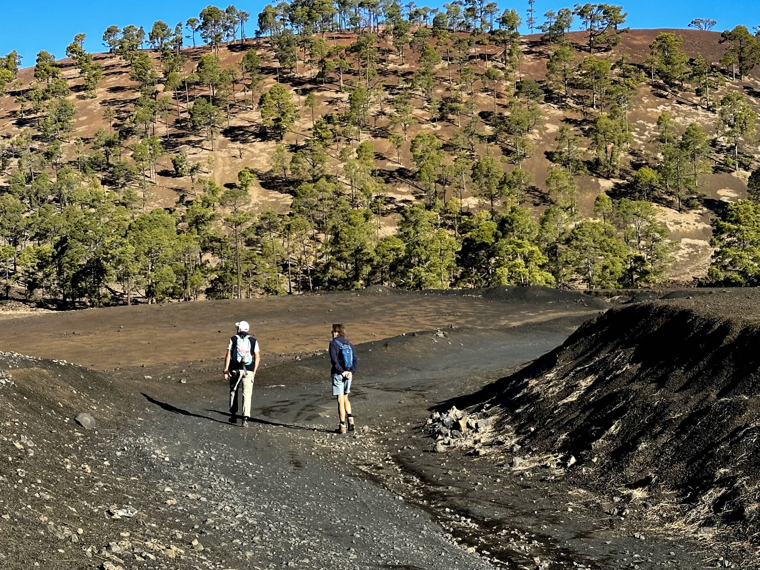 Wanderer auf der Vulkanroute auf der Pista Montaña Cascajo