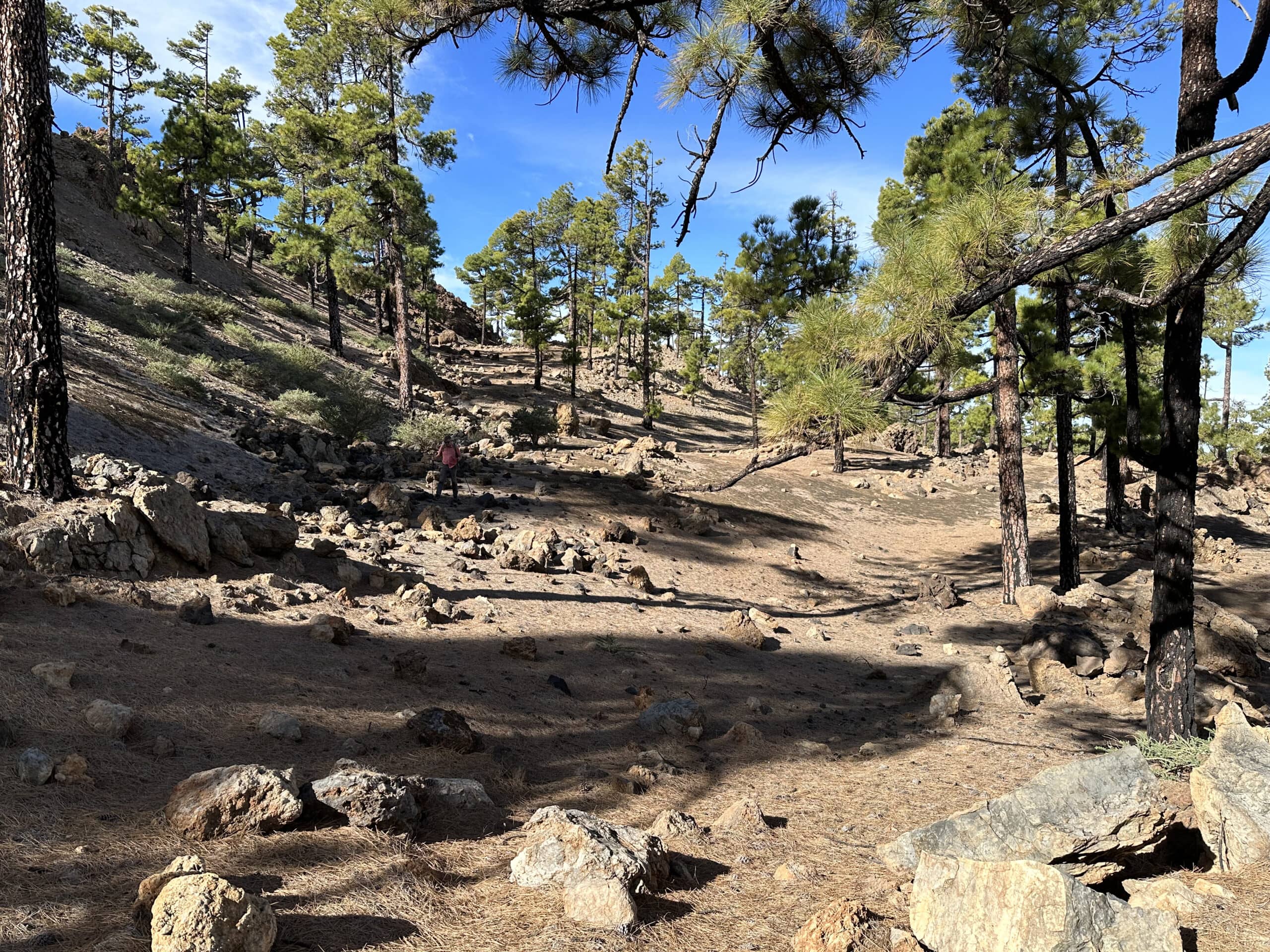 Wanderweg durch ein einsames Tal - hier ist der Wanderweg teilweise etwas schwer zu finden