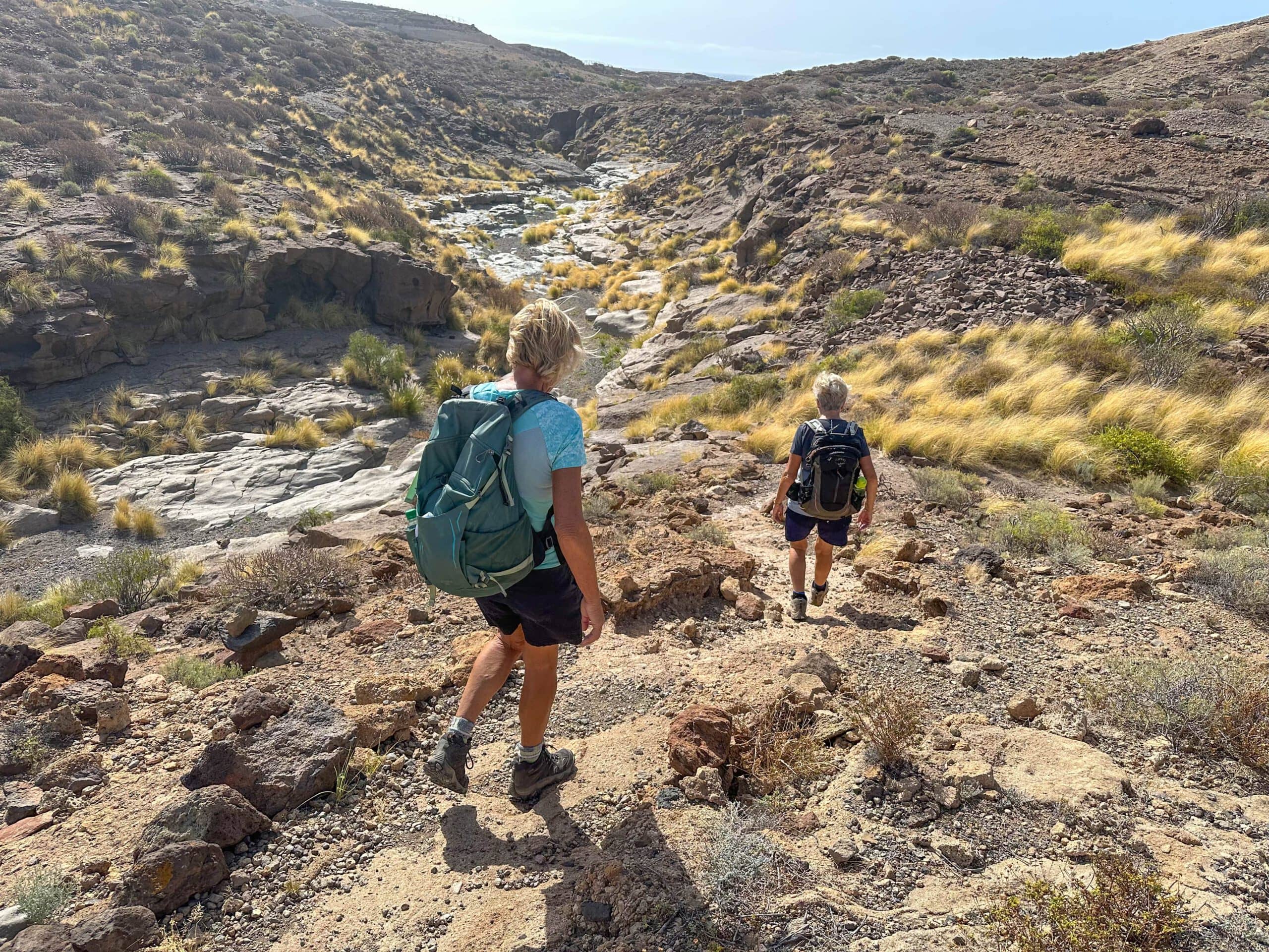 Wanderinnen auf dem Weg vom Arco de Tajao hinunter zur Küste