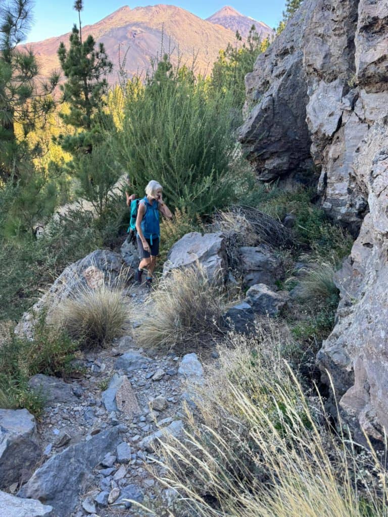 Camino de ascenso a la Montaña el Cedro: pequeña cueva al borde del camino