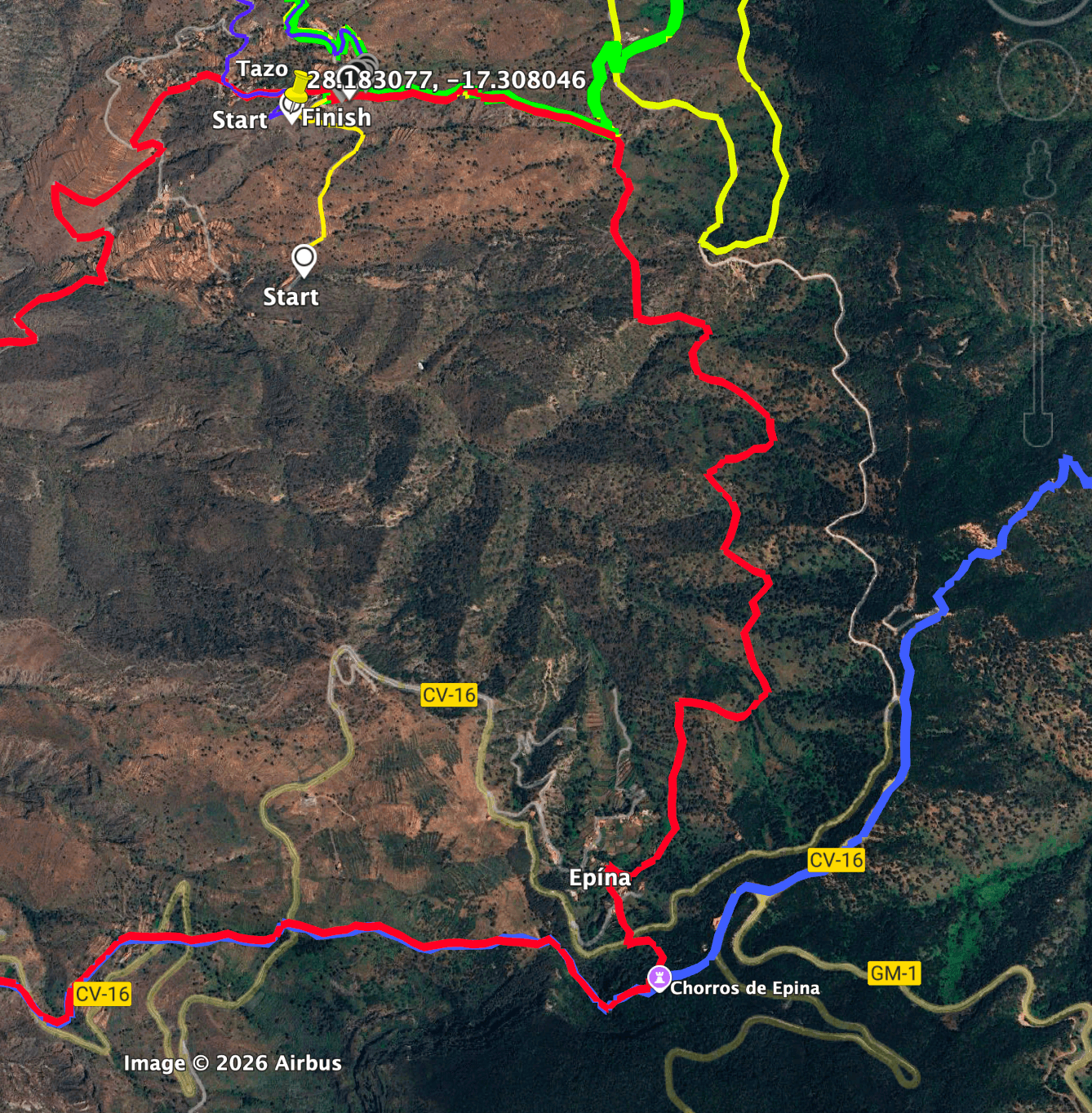 Bei Epina laufen beiden Strecken des Fernwanderweges GR-132 (rot und blau) zusammen