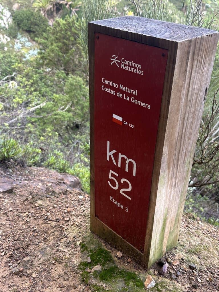 La ruta de senderismo de larga distancia GR 132 está bien señalizada con el número de kilómetros.