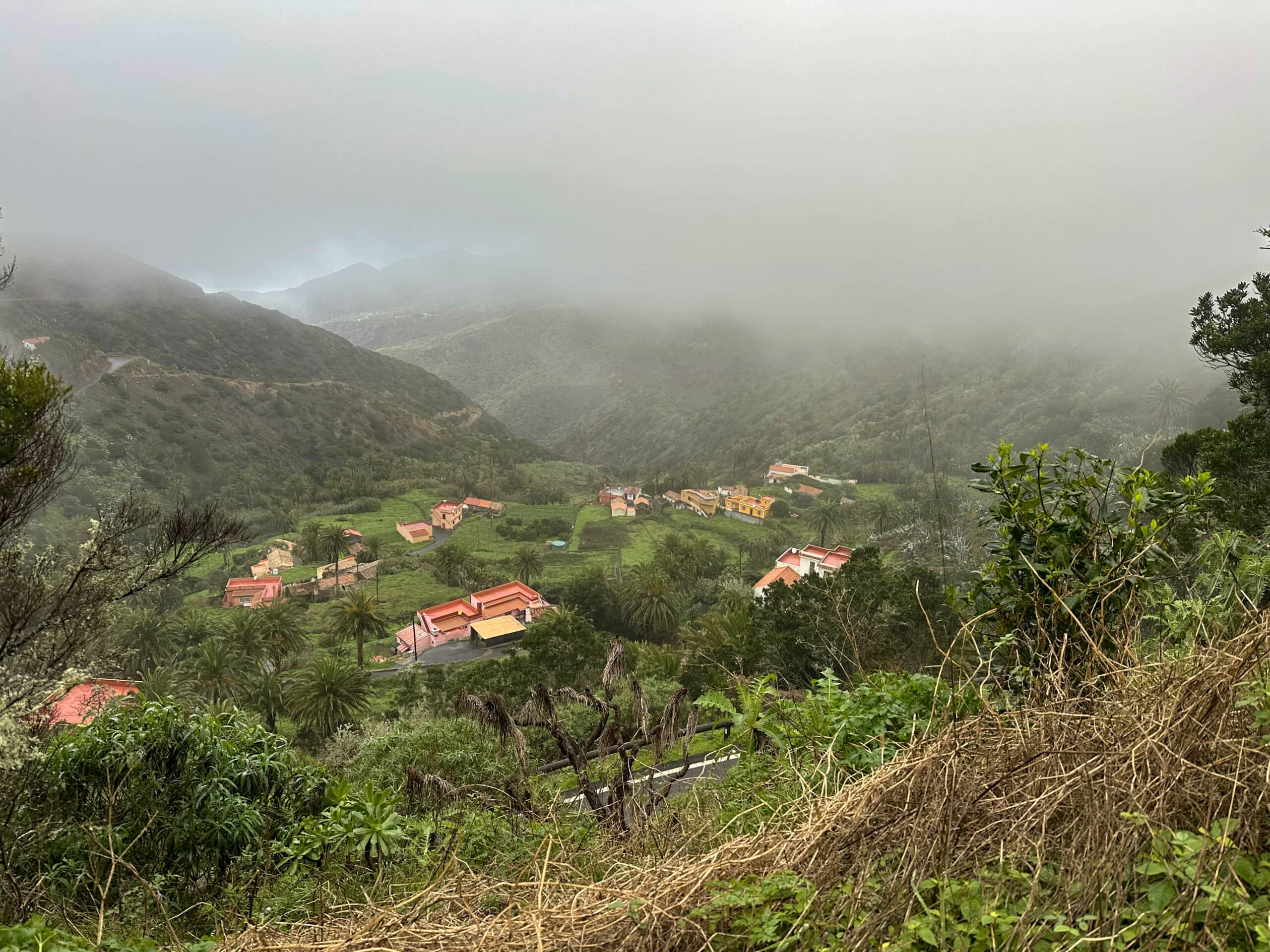 Vista desde la ruta de senderismo hacia Epina desde las alturas, lamentablemente entre las nubes.