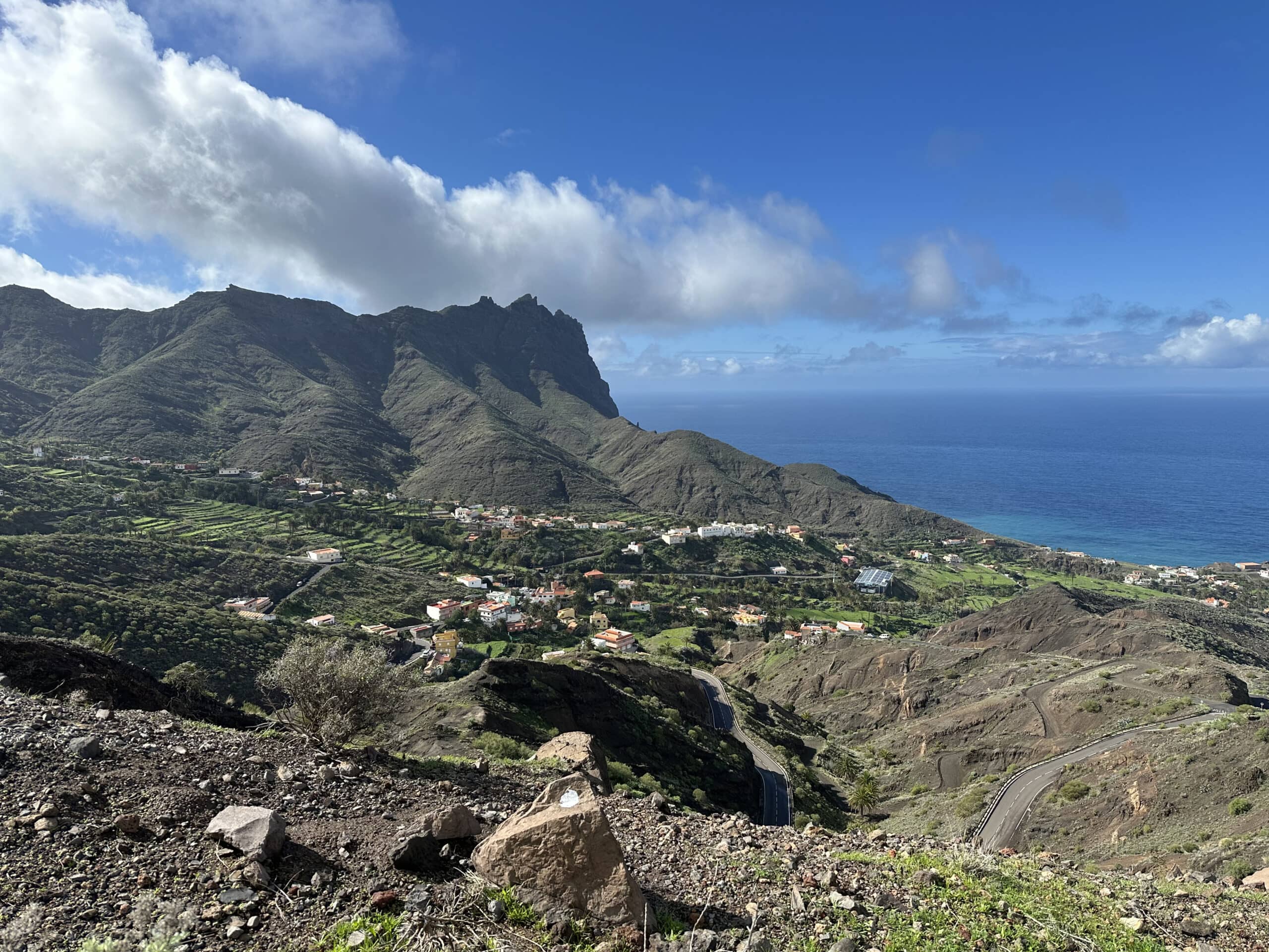 Vista desde el camino de descenso hacia Alojera y el Atlántico