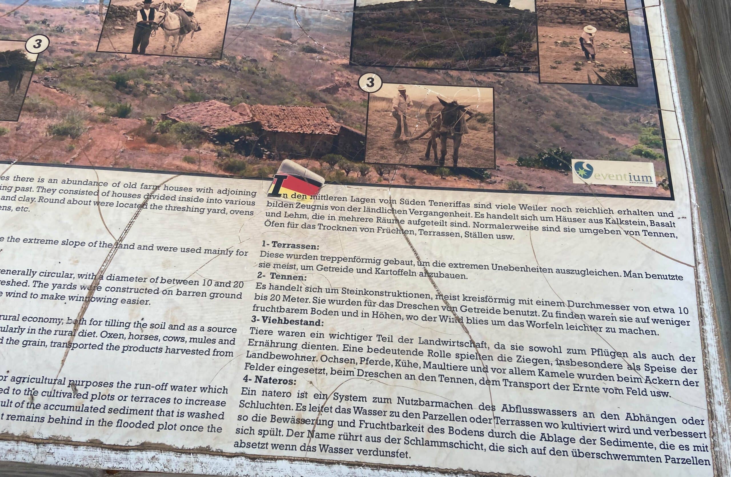 Informative Hinweistafeln am Wegesrand