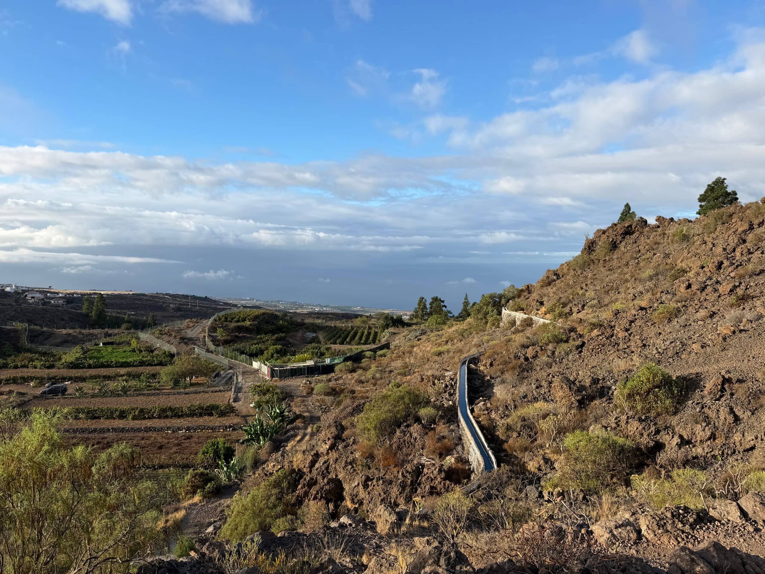 Landschaft über Guinness de Isora mit Feldern, Gärten und einem der letzten noch offenen Wasserkanäle