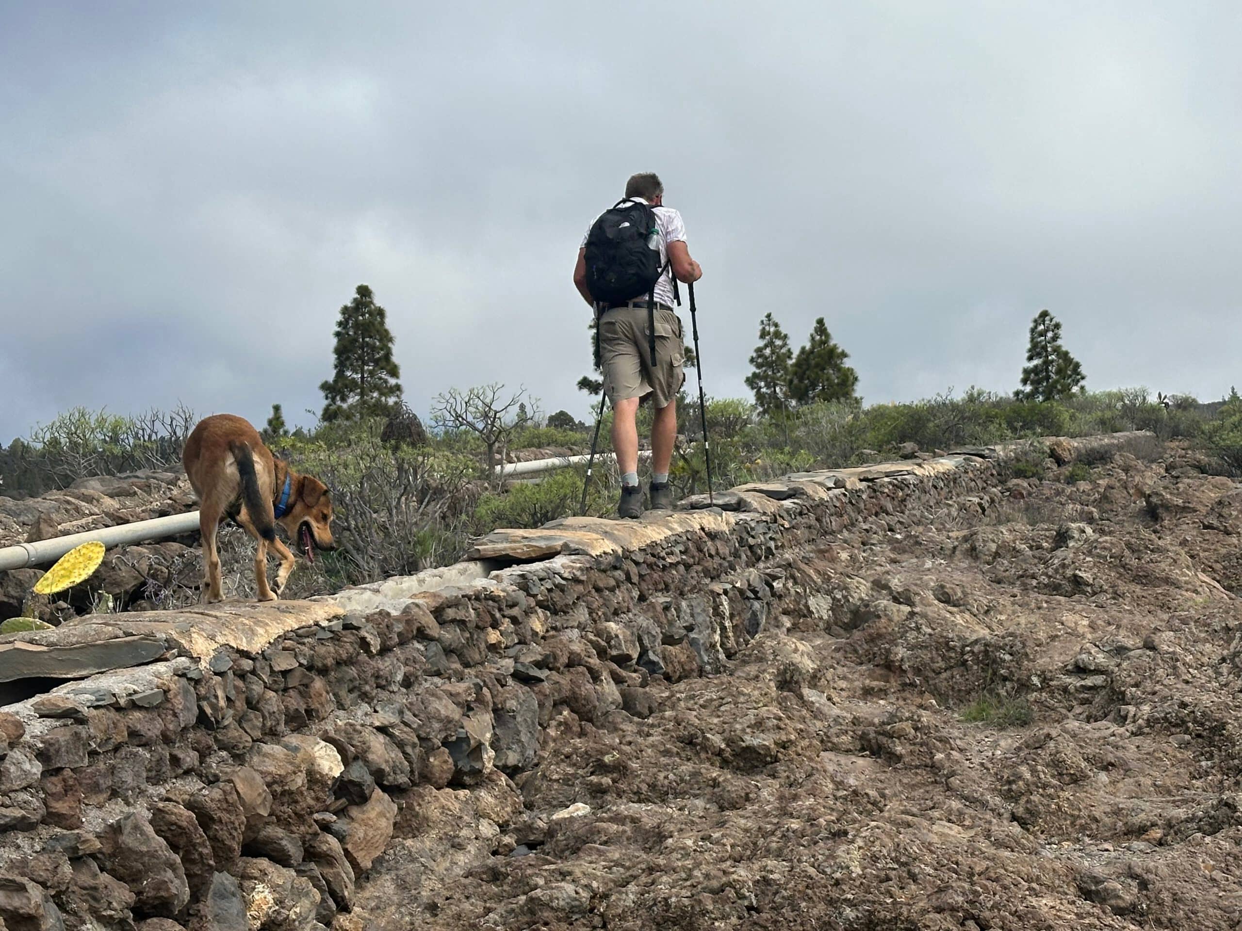 Wanderer auf dem Kanal neben dem Wanderweg oberhalb der Guanchenfelsen