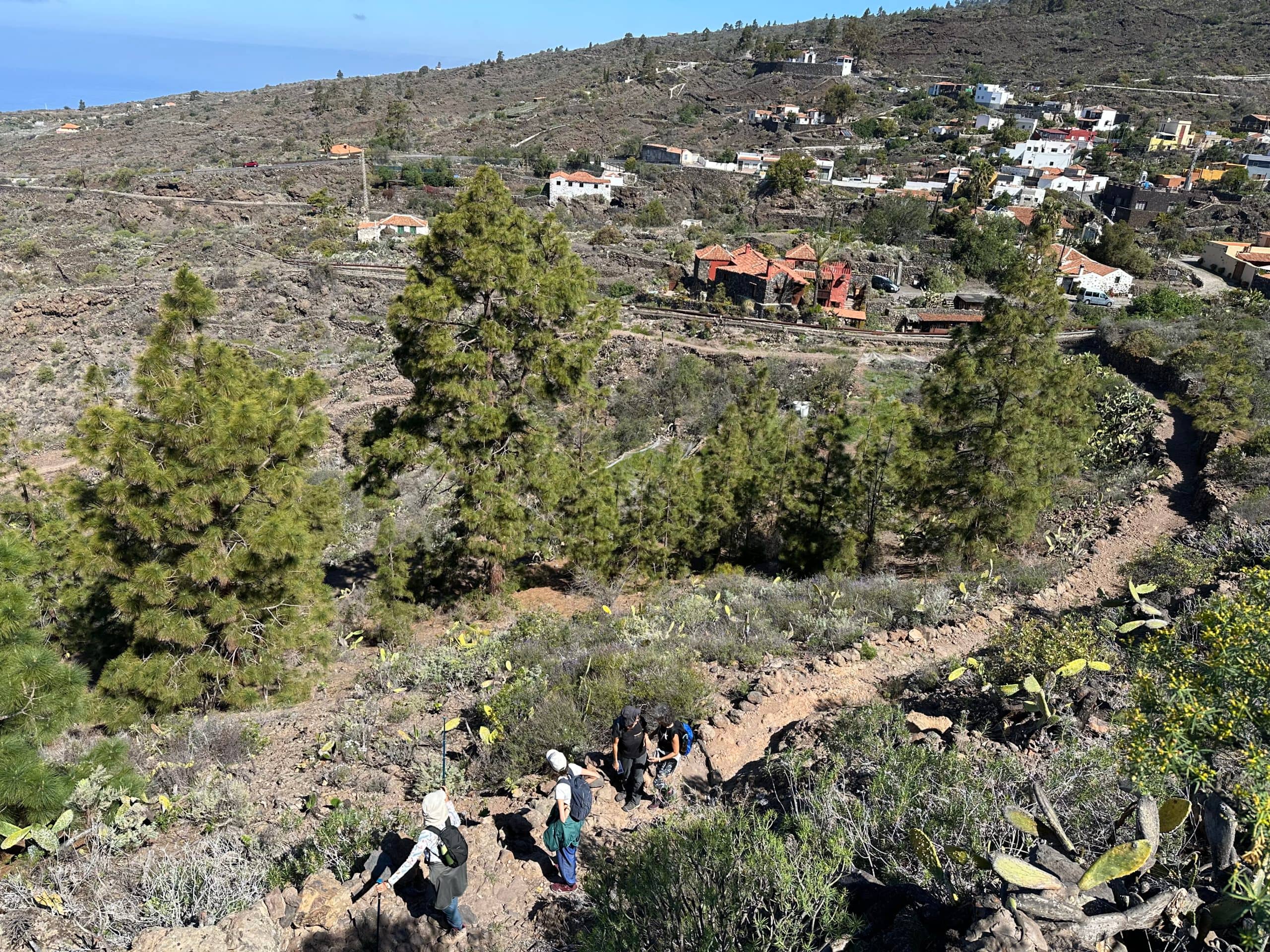 Blick auf den Wanderweg und im Hintergrund Aripe